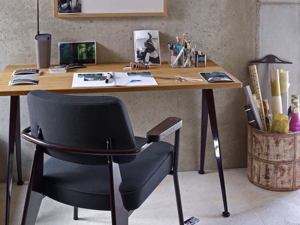 开云（中国） - 桌几|办公桌|办公家具|设计师家具|指南针方向桌